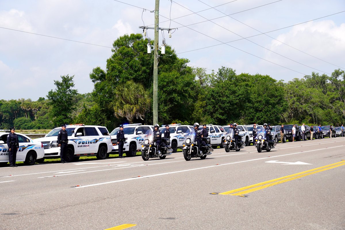 Few photos as we honored our friend, brother &amp; fellow officer, Ret Det Rick Lewis. He passed away last week. Due to #COVID19 we were not able to show the support we normally would but were humbled to take part to make sure his service was honored. Photos @ facebook.com/SarasotaPolice…