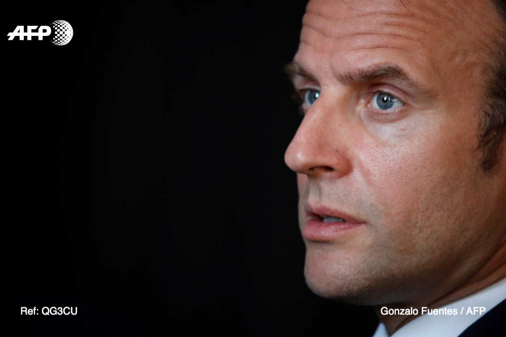 afpfr's tweet photo. Coronavirus : Emmanuel Macron prolonge le confinement jusqu'au 11 mai #MACRON20H02 #AFP https://t.co/QPbW2v3FXd