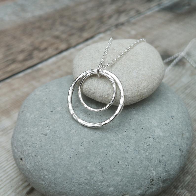 EclecticGiftSho's tweet photo. Lots of beautiful new necklaces added to the online Jewellery Collection today.
#SterlingSilverJewellery #HandmadeJewellery #HandmadeParade #Handmadeisbest #BeautifullyMade #BuyHandmade #Silversmith #SilverNecklace
https://t.co/NRwvFwXFKQ https://t.co/Sf0PNkwIa4