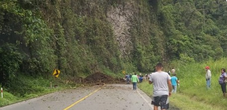 Riesgos_Ec's tweet photo. [ATENCIÓN] En el Km 57, en la vía de primer orden Alóag-Santo Domingo, a causa de las lluvias se suscitó un deslizamiento, al momento se encuentra parcialmente habilitada. @CTEcuador verificó novedad y brinda seguridad; adicional se coordina la limpieza en el área | #Pichincha https://t.co/gzS1pYCzQD