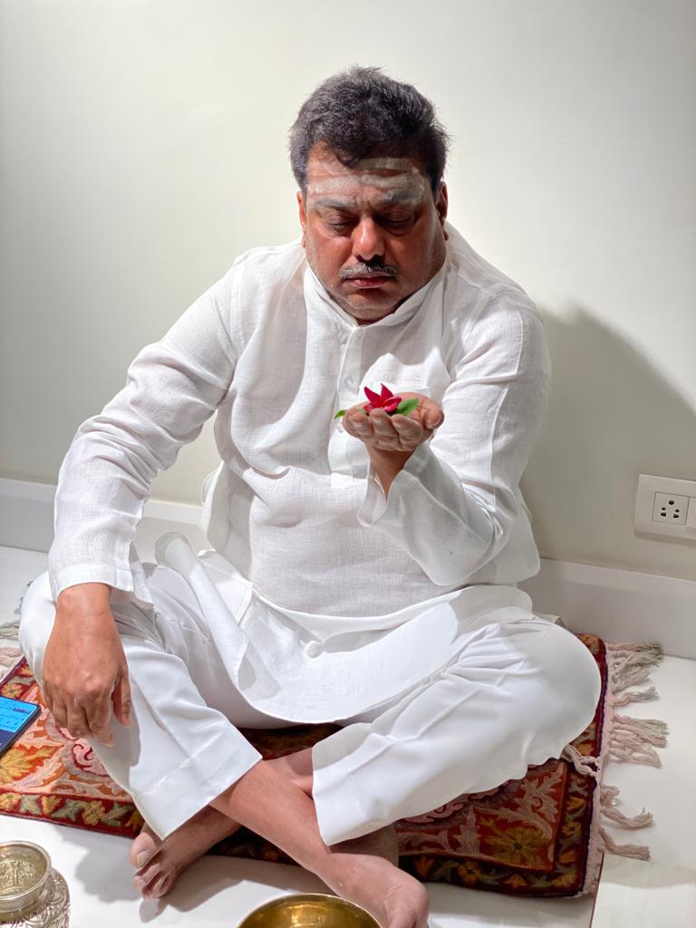 DDChandanaNews's tweet photo. ಕೋವಿಡ್ ಮಹಾಮಾರಿಯಿಂದ ವಿಶ್ವವನ್ನು ರಕ್ಷಿಸಲು ಪ್ರಾರ್ಥಿಸಿ ಬೆಳಗಾವಿಯ ಮನೆ-ಮಠಗಳಲ್ಲಿ ಇಷ್ಟಲಿಂಗ ಪೂಜೆ. 
ಕೆಪಿಸಿಸಿ ಕಾರ್ಯಾಧ್ಯಕ್ಷ @eshwar_khandre , ಶಾಮನೂರು ಶಿವಶಂಕರಪ್ಪ, ಮಾಜೀ ಸಚಿವ @MBPatil ಸೇರಿದಂತೆ ವಿವಿಧ ರಾಜಕೀಯ ಪಕ್ಷಗಳ ಮುಖಂಡರೂ ಈ ಇಷ್ಟಲಿಂಗ ಪೂಜೆಯಲ್ಲಿ ಪಾಲ್ಗೊಂಡರು.
#KarnatakaFightsCorona https://t.co/AWg0sb0c0W