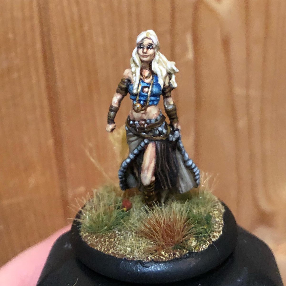 the_black_sun's tweet photo. Daenerys Targaryen for @CMONGames A Song of Ice &amp; Fire Miniatures Game (excuse basic pics). The model is tiny w/ soft detail like GW LotR minis. Quick job but happy w/ the result. These are based on books not HBO, tried to make her look like Emilia Clarke though! #miniaturemonday https://t.co/oRV0jhkccV