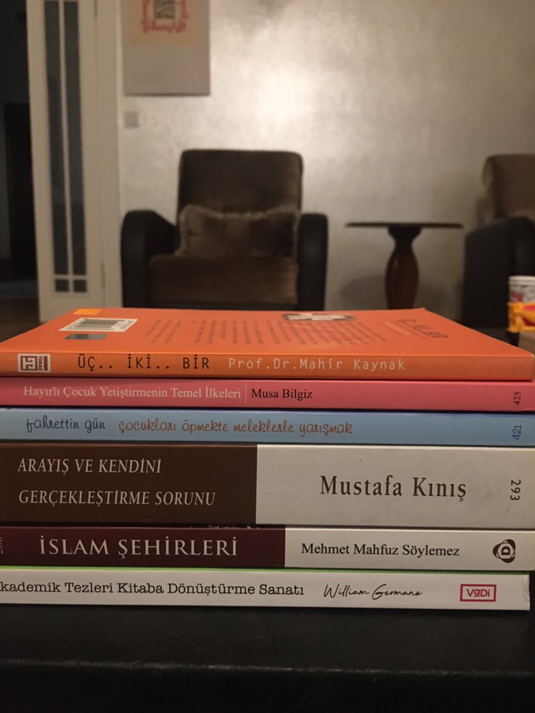 saadettinacar's tweet photo. Şöyle bir şey yapalım. Burada üç grup kitap var. Bu tweeti rt eden üç kardeşime bu kitapları hediye etmek istiyorum. Saat 23.30’da süre sona erecek. Kura çekip kazananları ilan edeceğim inşallah. https://t.co/hsgjdWnpga