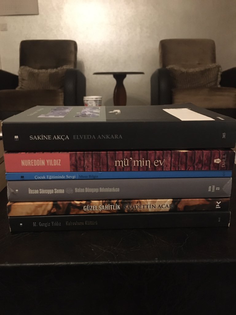 Şöyle bir şey yapalım. Burada üç grup kitap var. Bu tweeti rt eden üç kardeşime bu kitapları hediye etmek istiyorum. Saat 23.30’da süre sona erecek. Kura çekip kazananları ilan edeceğim inşallah.