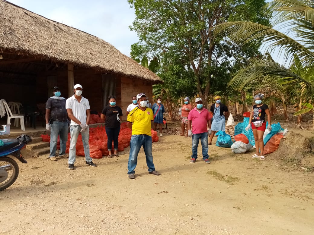 asoagrocord's tweet photo. Como gremio seguimos Repartiendo ayudas a las familias mas vulnerables del Municipio de Moñitos y sus alrededores y también a amigos de #IslaFuerte y #Purísima 
Llevandoles nuestro producto insignia #ElPlatanoArtonVerde
También #Yuca #Ñame #Coco
#QuedateEnCasa 
#ElCampoNosUne https://t.co/RkgO9ReoBq