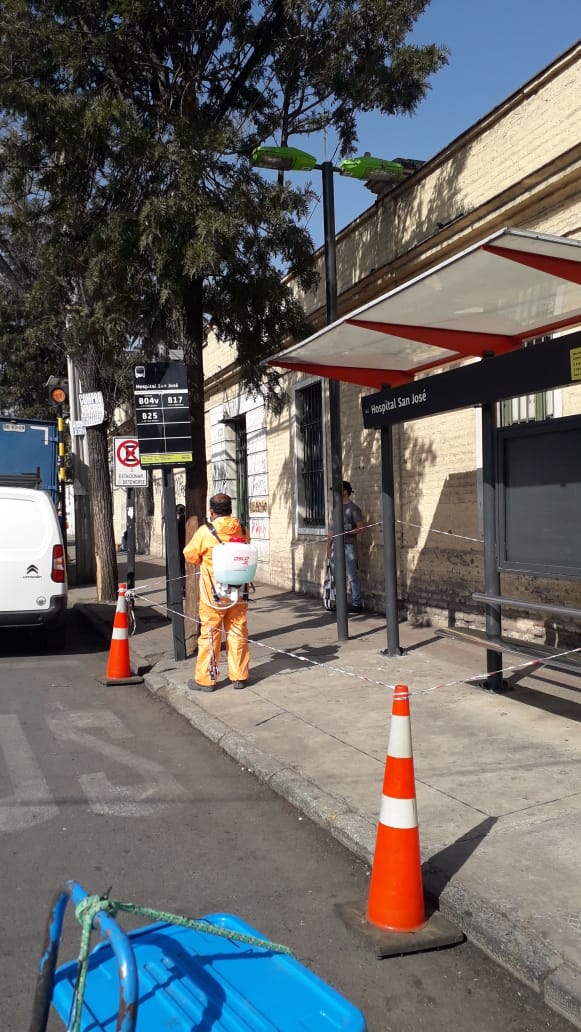 Con nuestro contratista, continuamos sanitizando paraderos en sector de Hospitales <a href="/Duranbaronti/">Gonzalo Durán</a> <a href="/Muni_Indep/">Municipalidad de Independencia</a> <a href="/Seg_Publica_Ind/">Independencia segura</a>