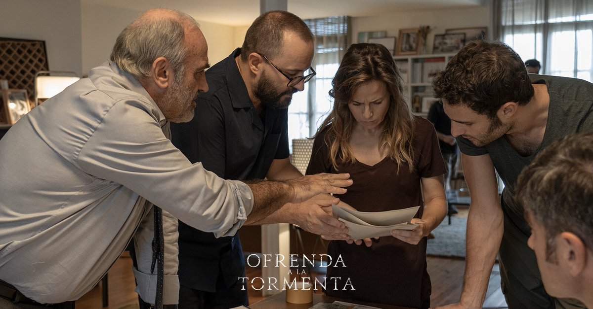 Así preparaban actores y director una de las escenas de #OfrendaALaTormenta. Acompáñanos, te llevamos por el rodaje de la última película de la #TrilogíaDelBaztán. ¿Te apuntas?