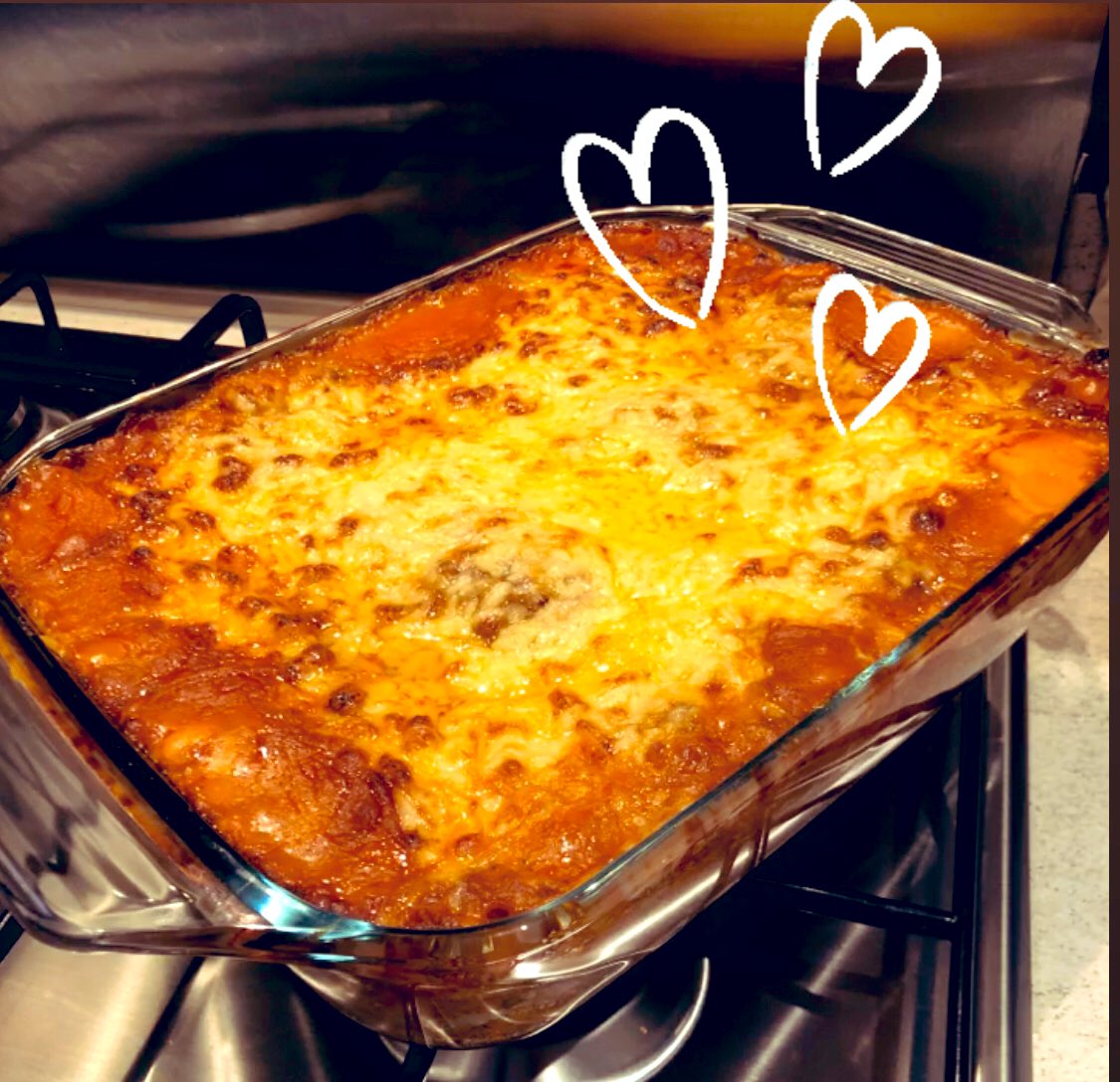 alexbrownbooks's tweet image. Lasagne for dinner! And all is well for a while ❤️ #comfortfood #LockdownEaster
