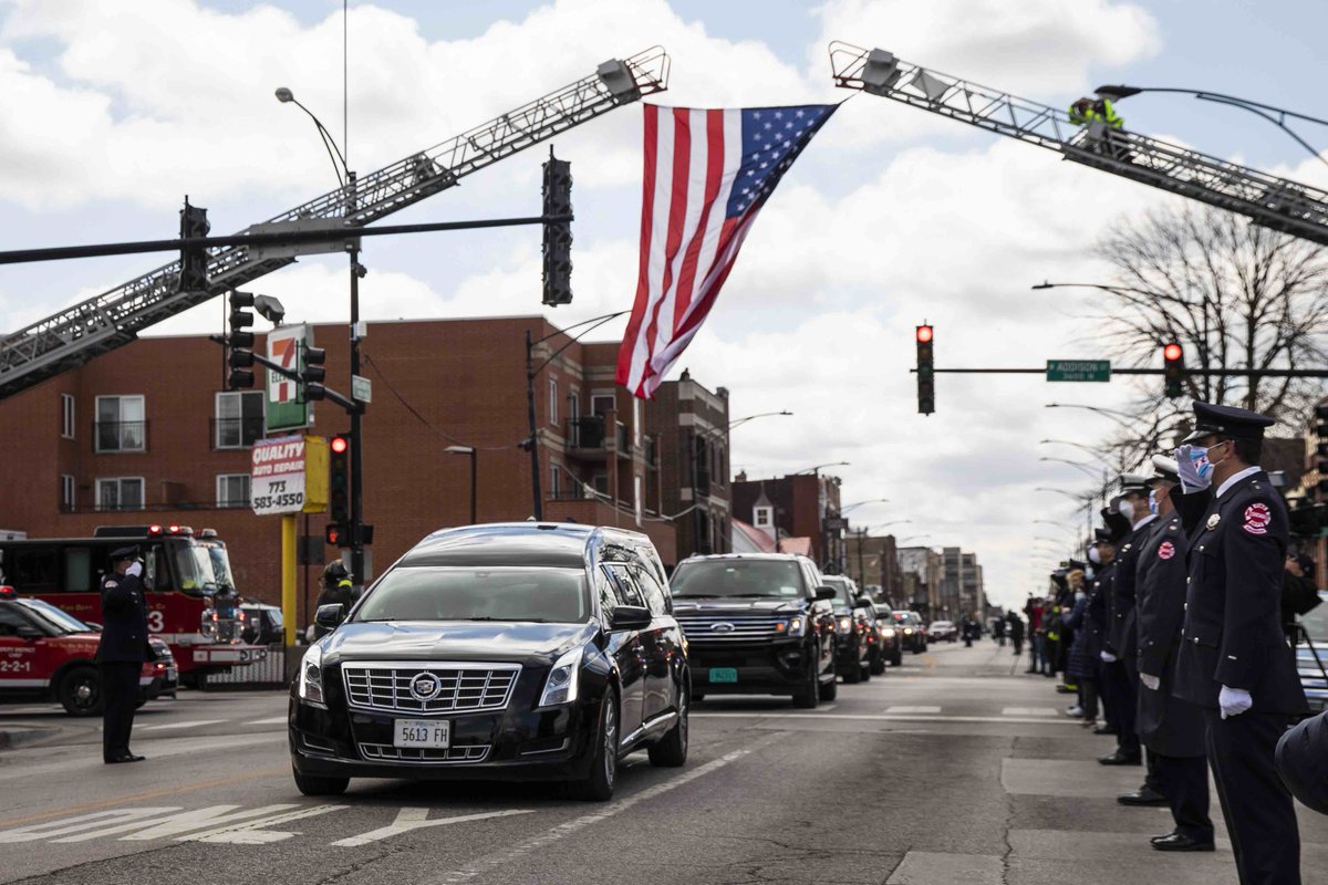 Ashlee_Rezin's tweet photo. Hundreds of Chicago Fire Department personnel and law enforcement officers saluted during the procession after firefighter Mario Araujo's funeral today.

Araujo, 49, died April 7 after a battle with the coronavirus, representing the department's first member to die of the virus. https://t.co/MQ1QbjpYEq