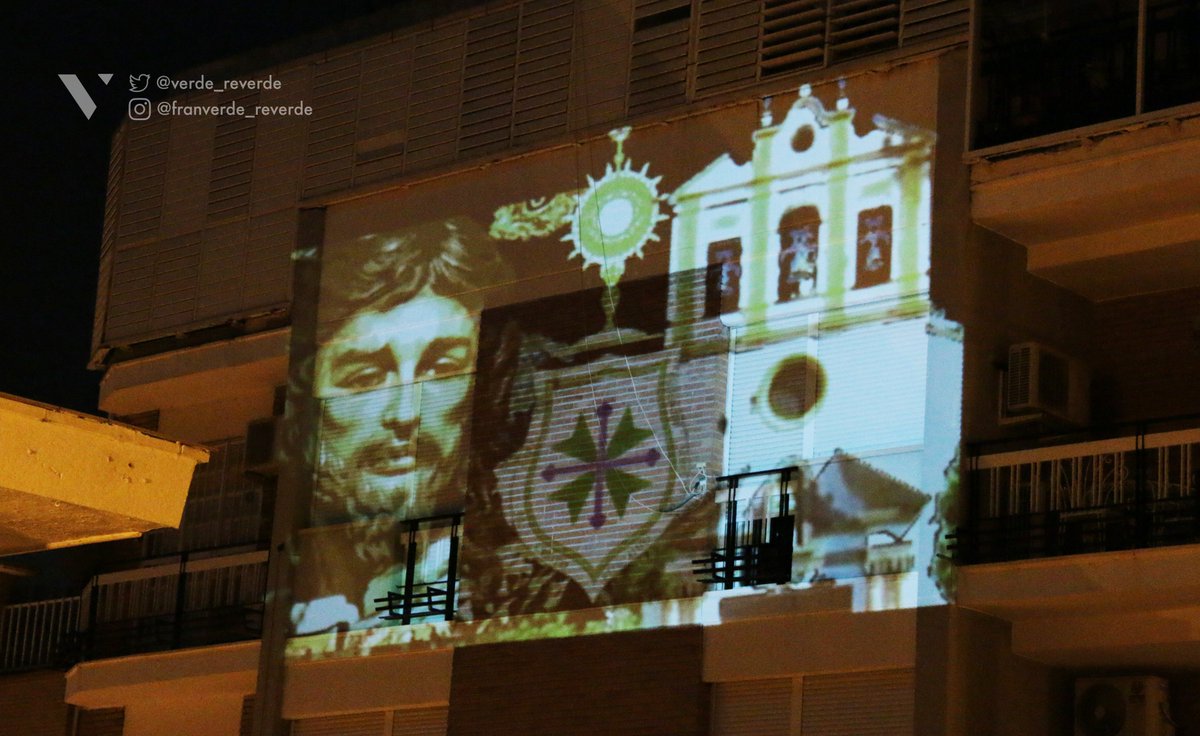 covideomapping's tweet photo. Este año la @HdadSanGonzalo salió a la calle... dedicado este videomapping realizado por @verde_reverde a sus hermanos, titulares y a @NewPato. #videomapping #covideomapping #videomappingsevilla #yomequedoencasa @elllamadorcsr @semanasantasev https://t.co/yp6CM8KjCV