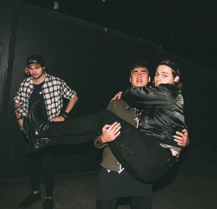 5sos pictures that prove they’re the best band ever (without explanation) a thread