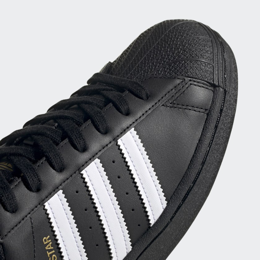 Yo ça fait un moment, je pose ça là, elles ont l'air sympaMarque : AdidasModèle : Superstar(CORE BLACK / CLOUD WHITE / CORE BLACK)