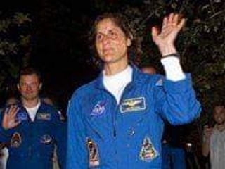 Nasa bayan Astronotu Sunita Williams, yeryüzüne indikten hemen sonra müslüman oldu. 
"Bütün dünya karanlıktı sadece iki yer muhteşem bir şekilde ışıldıyordu, o görüntüler bizleri büyülemişti. Sonra o iki yerin İslamın kutsal toprakları olan Mekke ve Medine olduğunu tespit ettik..