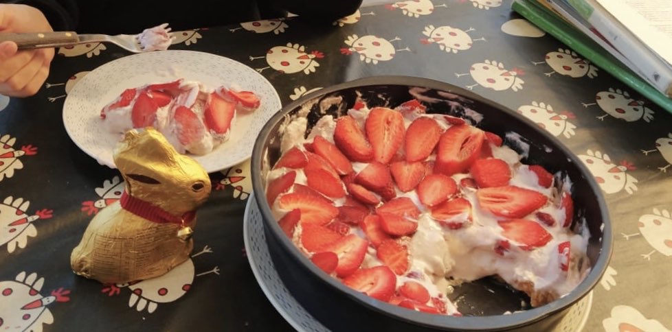 rosaalarcon's tweet photo. 👏🏻👏🏻👏🏻👏🏻 per a tots els nens i nenes que avui s’han quedat sense mona de pasqua. No us preocupeu, l’acabareu tenint!! La meva fillola que cada any te la seva de mousse de maduixa. S’ha espavilat soleta, va buscar la recepta i se l’ha cuinat ella mateixa. 👏🏻👏🏻👏🏻👏🏻#monavirtual https://t.co/1oLeYNguY6