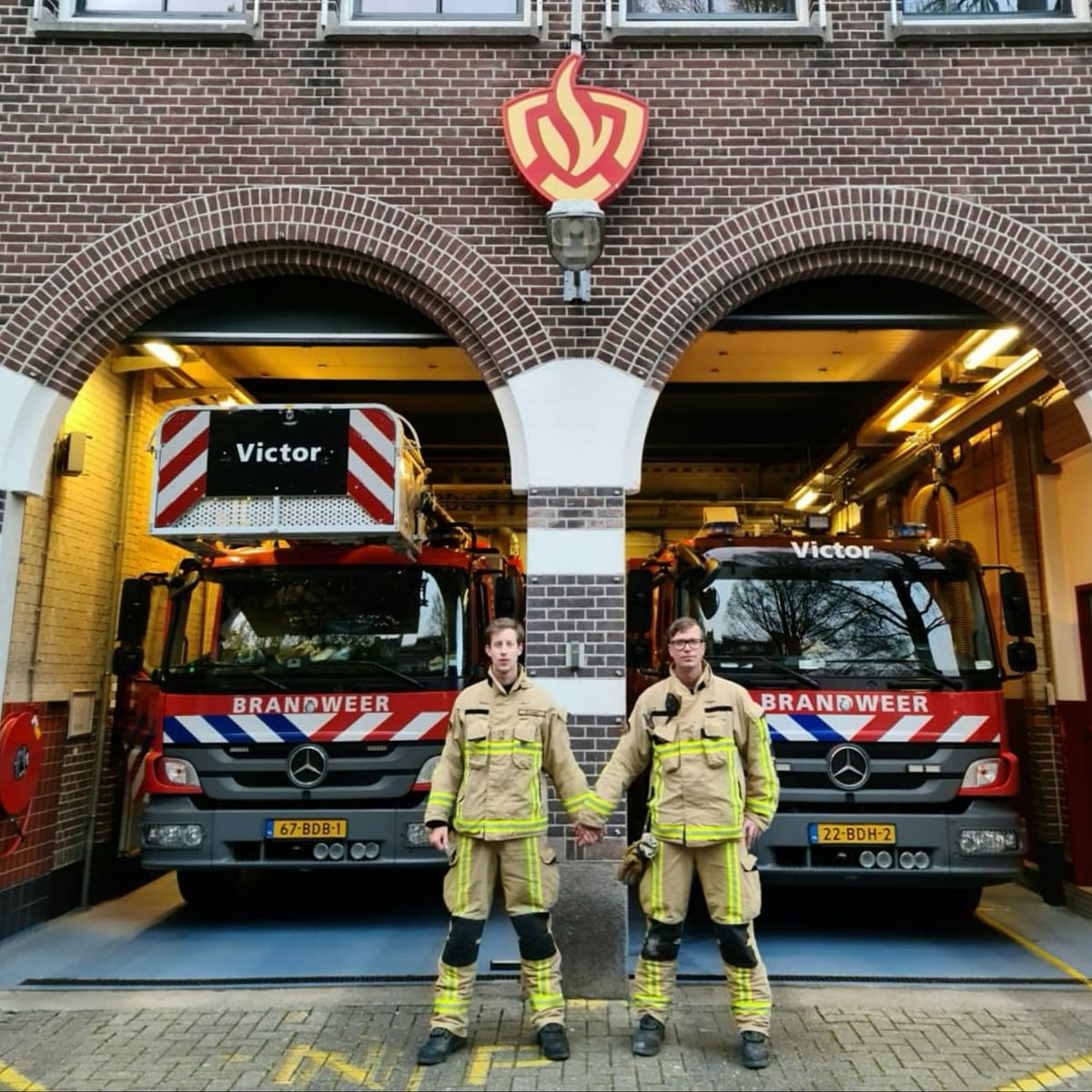 Wij bij Brandweer Amsterdam-Amstelland staan hand in hand voor onze LHBTI bewoners, bezoekers, vrienden, familie en collega's.

#brandweeraa #kazernevictor #kazernevictoraa #LHBTI #doeslief #respect #020oost #brandweer