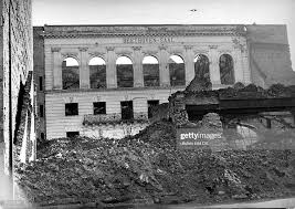 2/ Because the hall traditionally used, the lovely Alte Berliner Philharmonie, had been bombed by Allies on 30 Jan 1944. Here it is before, during, and after. //