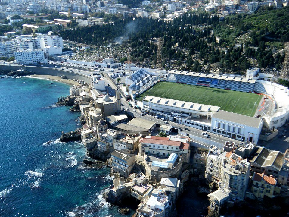 Stade Omar Hamadi ArgeliaClub: USM Alger, MC AlgerCapacidad: 17.000Inaugurado: 1935