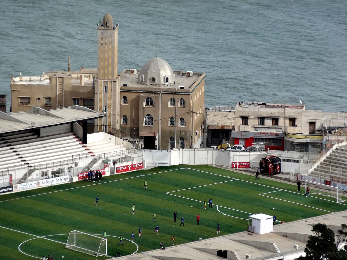 Stade Omar Hamadi ArgeliaClub: USM Alger, MC AlgerCapacidad: 17.000Inaugurado: 1935