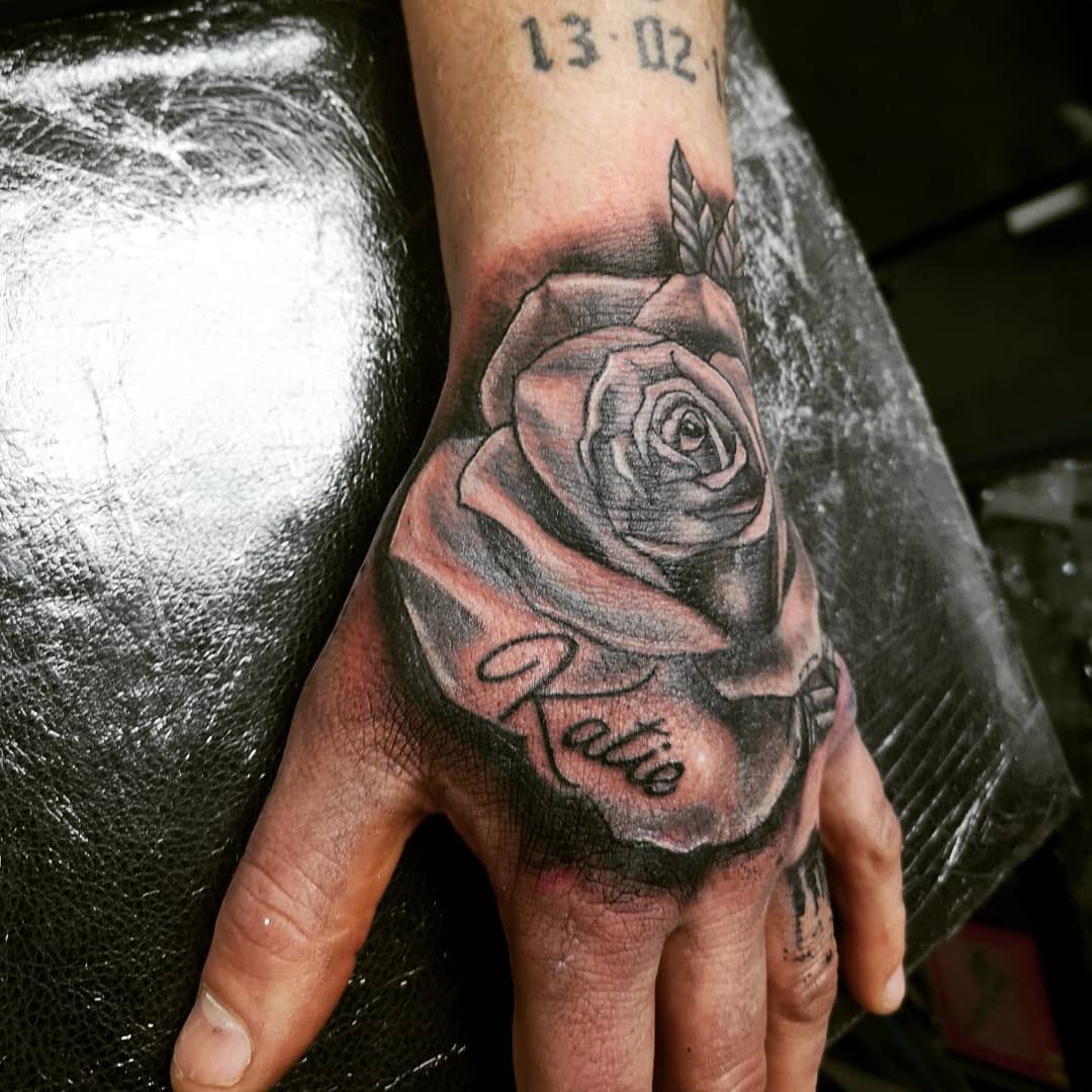 Some flower pieces 🌹🌷💐 #tattooartist #tattooflowers #TattooArt #tattoo #tattooroses