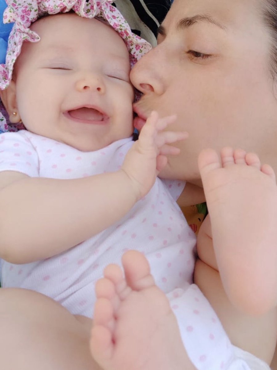 #DiaMundialDelBeso 
El #13Abr recordatorio d la importancia q tiene el 😘 para ls relaciones humans. Es fundamental desde q nacen, Porque crea beneficios. Es tan importante como dedicarles tiempo y valorar las expresiones de afecto #FelizLunes #BuenLunes pequesalus.com