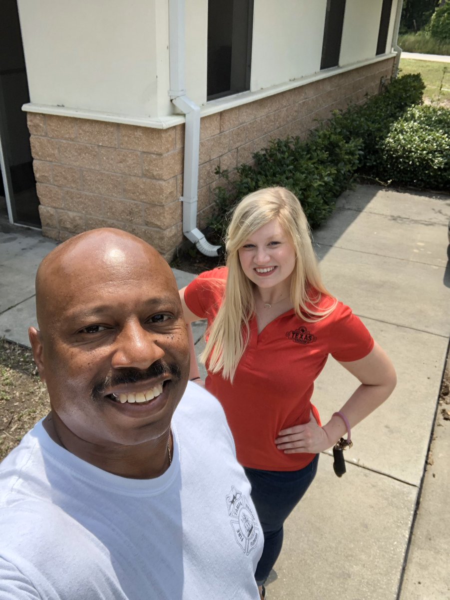 TampaFireRescue's tweet photo. This is Savannah. She brought by lunch today from @texasroadhouse in Wesley Chapel where she works. Capt Eric Conze and his crew at Station 21 wanted to give thanks to this #hardworkinghero and her colleagues for keeping the country moving. https://t.co/obC8GIooI6