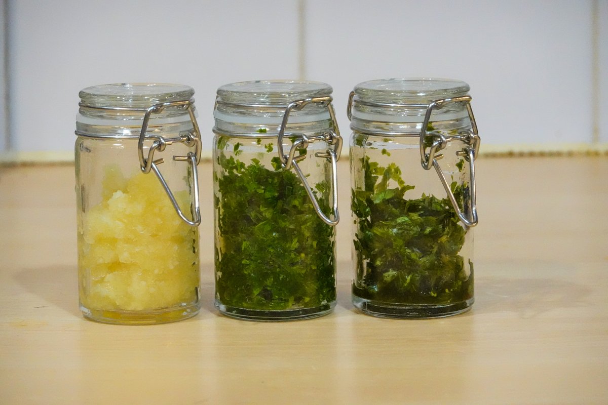 o8topus's tweet photo. Garlic, parsley and coriander (or for those American viewers, cilantro) make up a rich and aromatic flavour profile, as well as causing flatulence. Such combination is abbreviated by Leonard as GPC. https://t.co/dURbpTLz67
