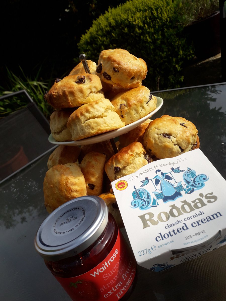 Thanks to my daughter Tilly for making these scones to share with everyone who worked with me @HolsworthyMC1 #EasterMonday @Roddas_Cream  #creamontop #Gpnurse #practicenurse