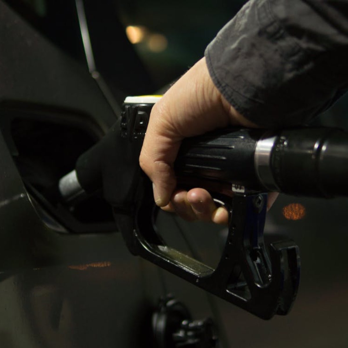 AusAutoRepair's tweet photo. When storing your car for more than 30 days, it’s important to fill up your gas tank to help prevent moisture build-up. https://t.co/H2jUoEoA7r