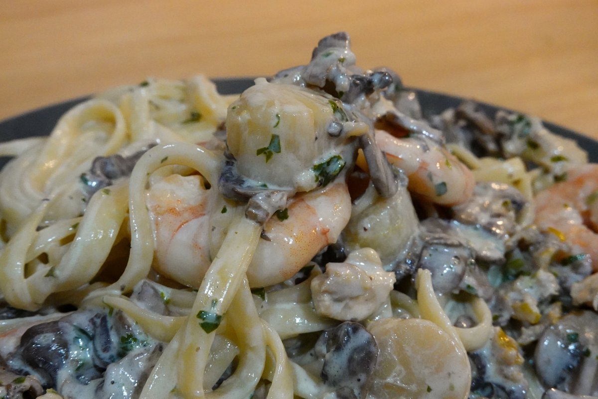 o8topus's tweet photo. Here we have some linguine with creamy sauce containing mushroom, chicken and skin, and more fishily, prawns and scallops. The flavour is further enhanced with some GPC and a touch of lemon juice. https://t.co/tNc3TXr8e9