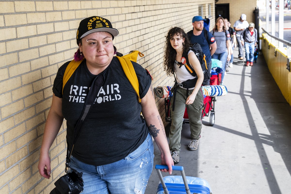 Sandra decided to dedicate her time to helping some of the most vulnerable people she could - women and children migrants. She recruited a team of photographers to volunteer to help distribute the supplies and document the crisis at the U.S.-Mexico border. 6/8