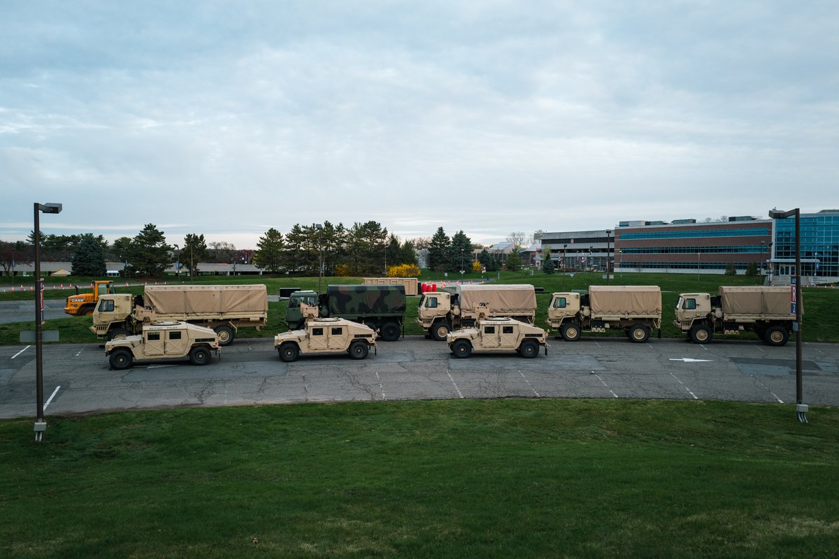 6. Just before the drive-thru opens at 8 a.m., a police car drove up & down the milelong line, sirens on. It appeared they were trying to wake the sleeping patients. Everyone turns on their engine. Soldiers in camouflage were manning the entrance. Cars drive up to a triage point: