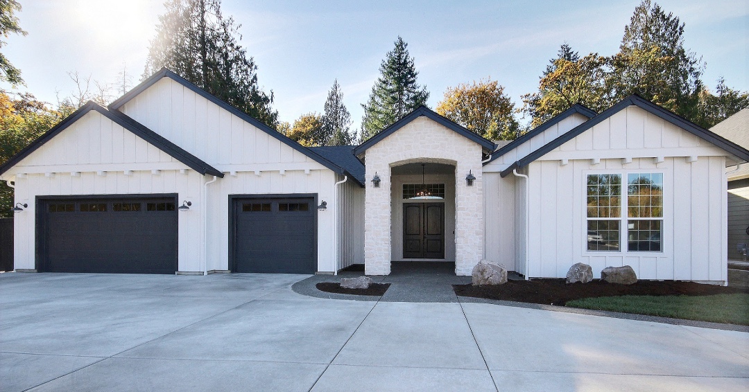 GoStraightLine_'s tweet image. It's never too late to get that #ModernFarmhouse look 🏡👀❤️! Give us a call to talk about transforming your home exterior today! 360-718-8694 #LocalPro #JamesHardie #WhiteandBlack #BattenBoard #HomeExterior #LocalContractor #VancouverHomes