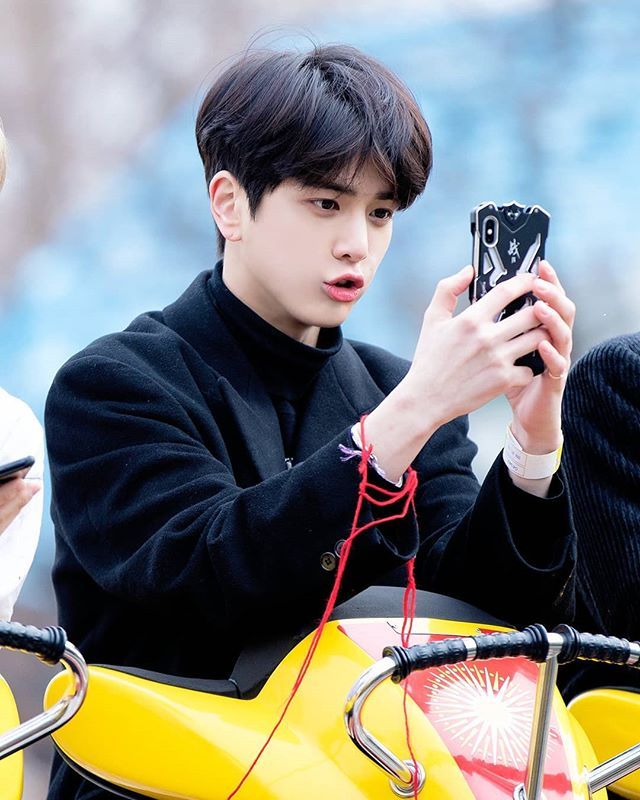 Younghoon as a journalist