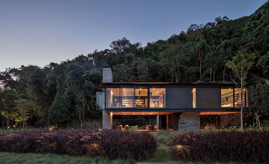 ArchRecord's tweet photo. Record Houses 2020: An intimate dwelling by @olsonkundig offers views of the Brazilian jungle. Photo © Maíra Acayaba https://t.co/GKWsXb9jRE https://t.co/5SxgYXZasQ