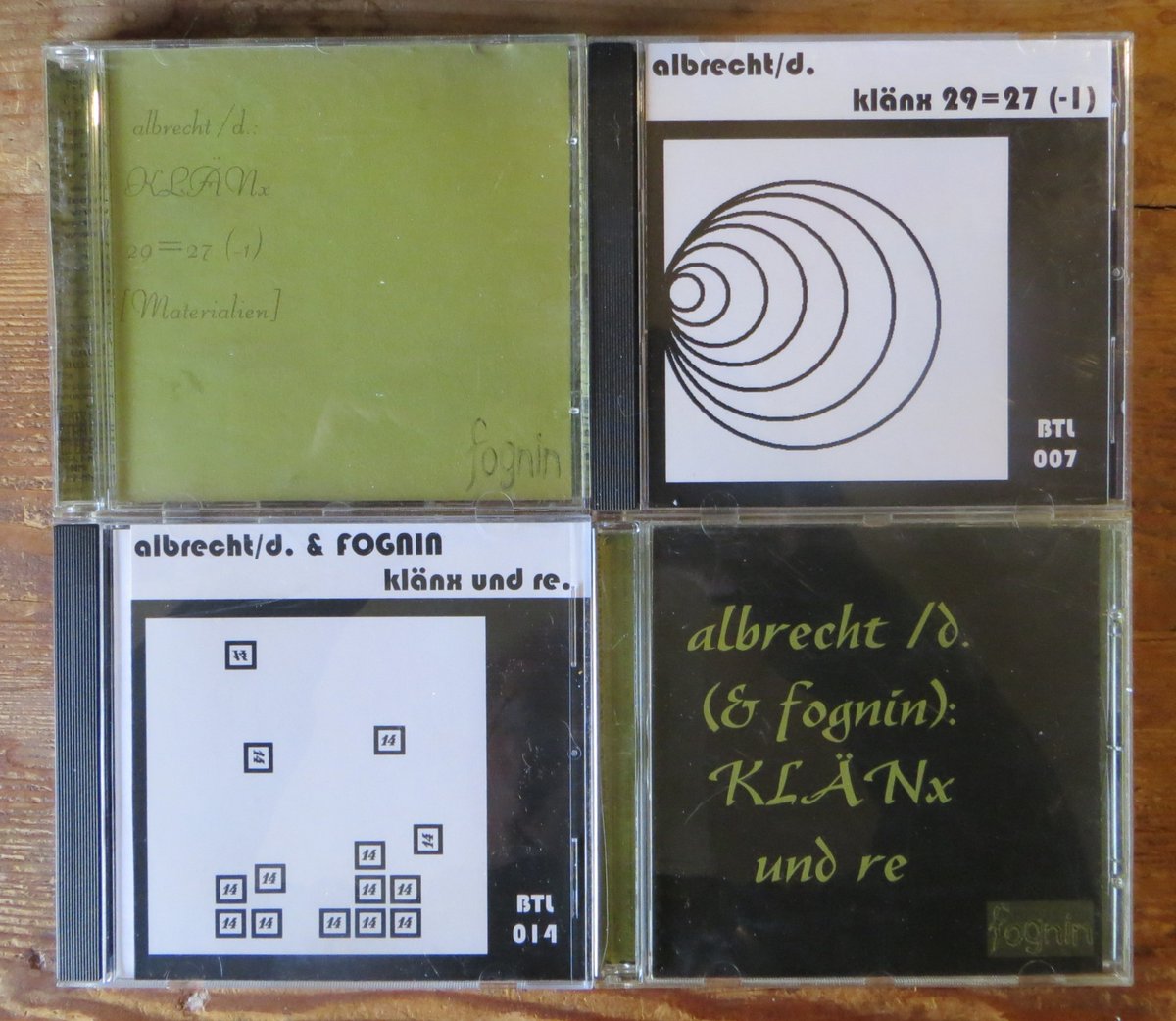 26 stücke spontan improvisierter musik, die der stuttgarter postfluxus-künstler albrecht/d. mir 2001 geschenkt hat, und einige remixe seiner skizzen, die mein freund fognin davon angefertigt hat; beide cds im originalcover und in der version von TÔLE ACHE: spurensicherung.blogspot.com/2020/04/the-kl…