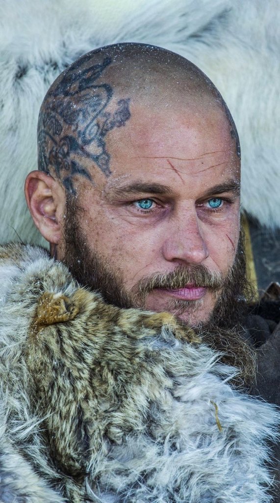 daeegon's tweet photo. Qui peut s’assoir à la table de Ragnar Lothbrok et dire « j’ai plus de flow et de charisme que toi » ? Absolument personne https://t.co/t8s3f0WABb
