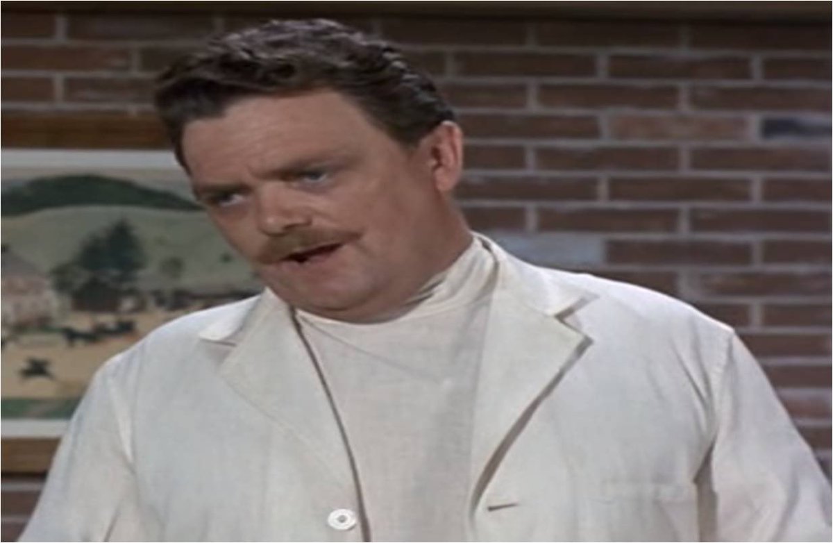 thisnotjustin's tweet photo. BREAKING: Calling Dr. Bombay, calling Dr. Bombay. Emergency! Come right away! Dr. Bombay recommends Bombay 🍹 to fight #COVID https://t.co/0RKikp1ift