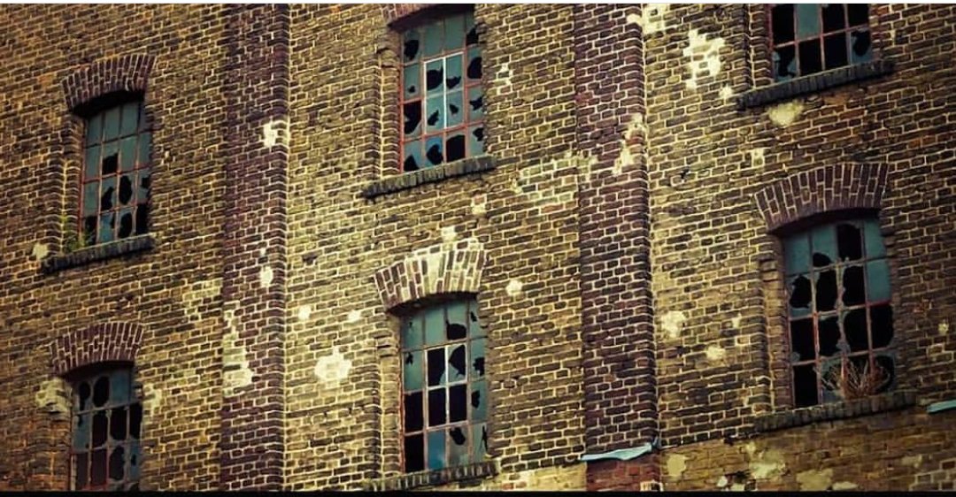 Kırık Cam Teorisi: bu teoriye göre, bir binanın çoğu camı kırıksa insanlar diğer camlarını kırmaktan çekinmezler ve bunu da suç olarak görmezler.
Hayat da buna benzer ; insanlara kırgınlıklarınızı gösterdikçe, sizi kırmaktan çekinmezler. ‘Herkese’ kırgınlıklarınızı göstermeyin...