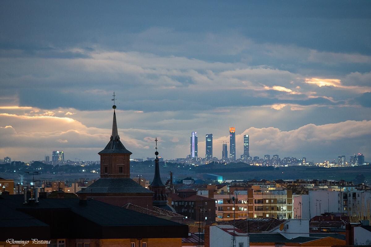angeljimenez's tweet photo. Qué pasada de foto de Madrid sin contaminación desde Alacalá de Henares. https://t.co/VrpaeZEfma