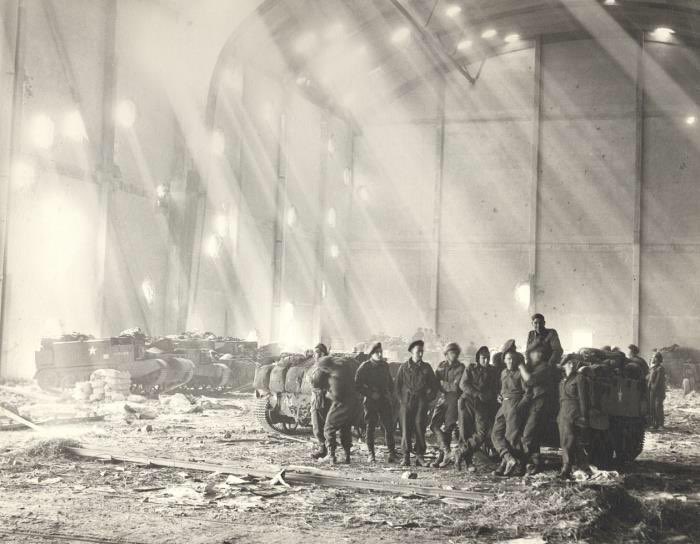 Op vrijdag 13 april 1945 trokken de Canadezen richting Apeldoorn. Die dag werd ook deze foto gemaakt. Meer weten over deze foto, de bevrijding van Apeldoorn en de dagen daarvoor en daarna? Volg het deze week op coda-apeldoorn.nl/vrijheid. #CODABeeldbank #75jaarvrijheid