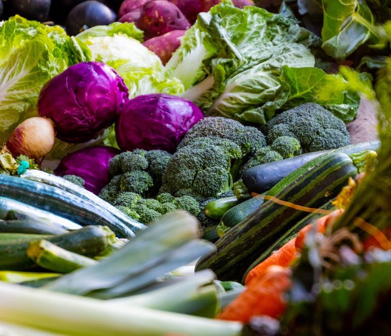 ECSkincare's tweet photo. Can a diet rich in veggies along with stress-reducing rituals like yoga reverse aging? https://t.co/ZIIyf1BOcq  via @business #HealthyAging #SkincareTips https://t.co/BjO6nenP7H