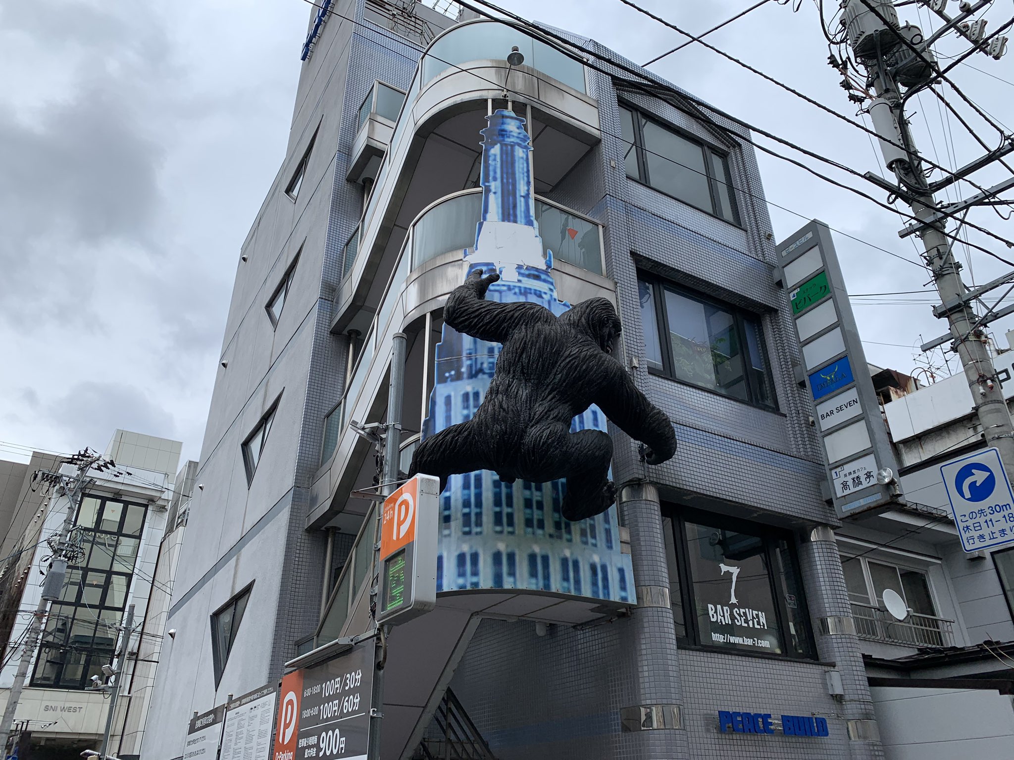 まると イワテライフ日記 على تويتر 0413 大通あたり休業しているお店が目立つようになってきた 飲食店だけでなくカラオケ店も 人通りも少なくなっている 北側の道に入ってもそれは変わらない キングコングがいるビルは ピースビル それがわかった日 夜は風