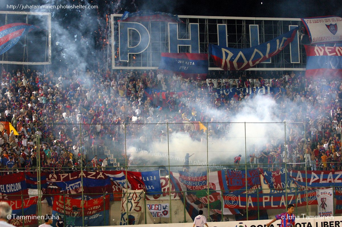 TamminenJuha's tweet photo. Hinchada del Cerro Porteño en el Defensores del Chaco, 6 de febrero de 2003 #CerroPorteño #Cerro #hinchada #Ciclón @CCP1912oficial https://t.co/zKpXCWTM68