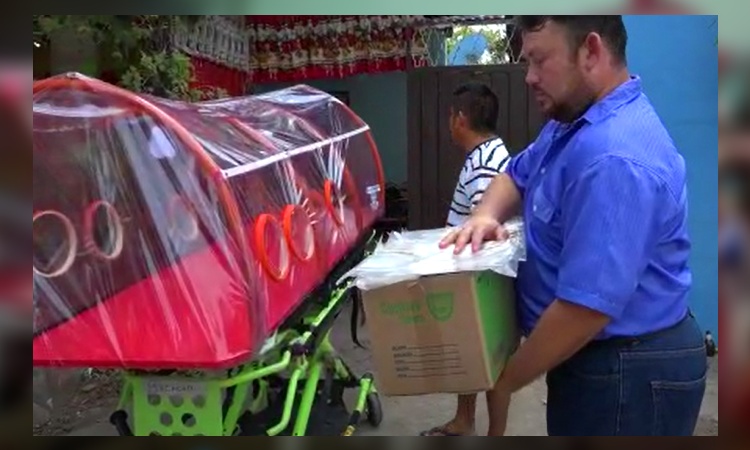 fatimavazquezdg's tweet image. 🔴#Entérate CONOCE ESTA CÁPSULA ANTICONTAGIO DE #COVID19 HECHA EN QUINTANA ROO 

(Uno TV) Cápsulas anticontagios para pacientes con diagnostico positivo a COVID-19 son creadas de manera artesanal por Francisco Javier Cevallos -enfermero de profesión
➡️ bit.ly/2RAqcCU