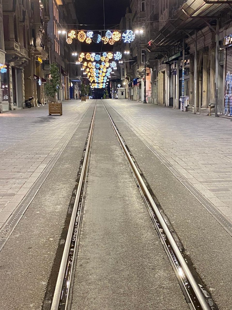 لاذ الناس بكهوفهم حذَر الموت وتركوا المدائن وزينتها. حتى شارع الاستقلال الشهير في #اسطنبول خلا من المارّة وتوقّفت عربته الحمراء عن التحرّك على السكّة مع #حظر_التجول. نحن شهود على سُبات المدنية الحديثة وانقلاب أحوالها فجأة بسطوة كائن مجهري اسمه #كورونا
*التقاطة الأستاذ خالد قيسية