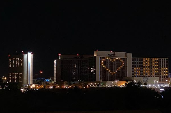 LaughlinEcenter's tweet photo. Sending love from Laughlin. Thinking of you all! #InThisTogether

📷: @tv2klbc https://t.co/421SSgoDUp