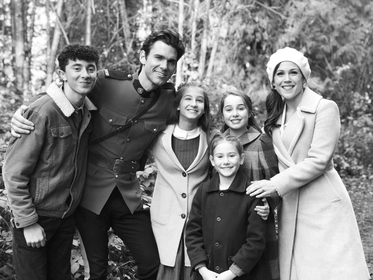 BehindHallmark's tweet image. Who else thinks it would be cool for #WhenCallstheHeart to be filmed in #b&amp;amp;w? 
#Hearties @erinkrakow @kevin_mcGarry @JaivenNatt @jaedalilymiller @AvaGCooper @GracynGirl #ErinKrakow