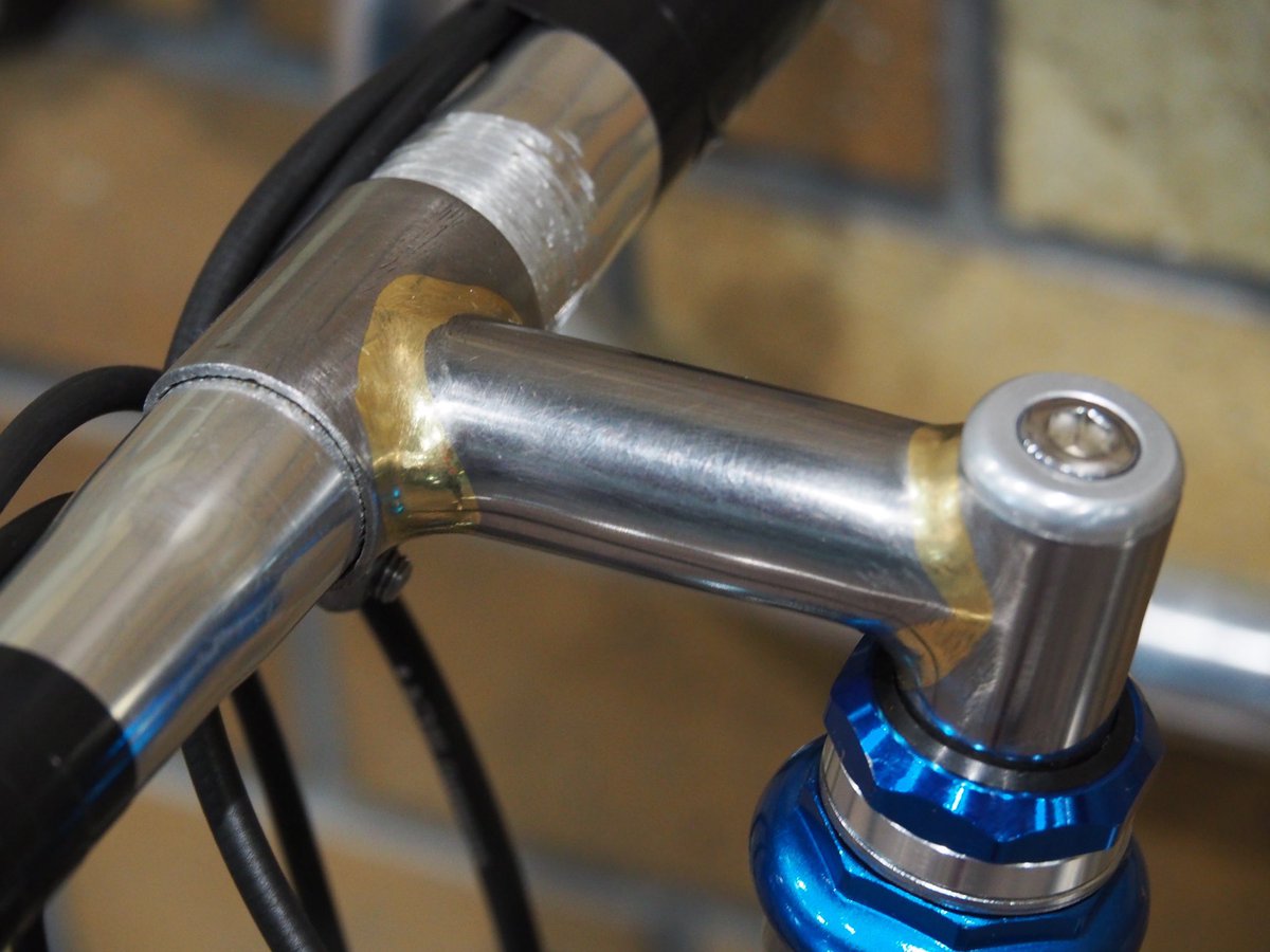 Twitter पर もち 名前は特に無いですが フレーム フォーク ステムは自作のクロモリロードバイクです メインコンポはsram Red 22 クランクのみrotorの3dfにqrings ホイールはenve Ses4 5 ハブはdt180 シートポストがトムソンでサドルはアスチュートです 思い出