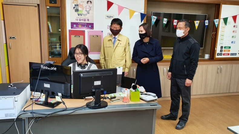 Qjt9bLr5CjXTtlI's tweet image. 이산초, 온라인 개학준비 교육장 방문 점검 #영주교육지원청 #영주교육지원청이산초등학교온라인개학준비 #한국안전예방협회 #한국안전1번지 #사회안전예방신문 #학교폭력예방신문 #학교폭력예방운동본부 #kspa교육개발원 #이동훈기자 #이동훈회장  -&amp;gt; 자세히보기safety24.kr/news/553180