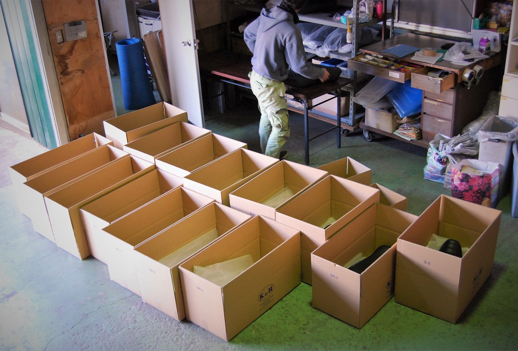 K H 本日の出荷はセミオーダーシート多めでしょうかね 皆様からご依頼いただいて弊社で製作した大切な品物です これから確り検品しつつ丁寧に梱包しヤマト運輸さんにバトンパスします お届けまでもう少々お待ちください 皆様いつもありがとうござい